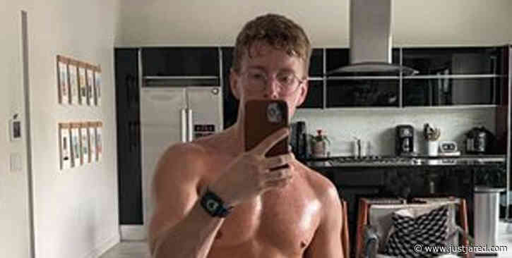 Tyler Oakley Bares His Abs in Hot Shirtless Selfie!