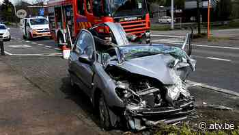 Nieuws 12/04/2021 Vrachtwagen rijdt in op personenwagen in Ranst - ATV