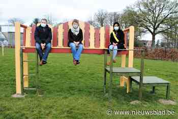 Reuzenbank brengt senioren en kinderen korter bij elkaar - Het Nieuwsblad