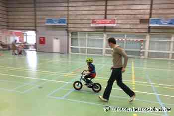 Kleutertjes leren veilig fietsen in sporthal