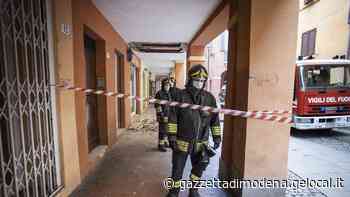 Modena In via Carteria crolla un pezzo di porticato: sfiorata la tragedia - La Gazzetta di Modena