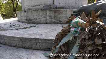 Modena. Baby gang all’opera: incendiano la corona del monumento - La Gazzetta di Modena