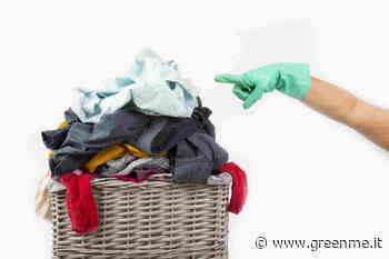 Rimuovere le macchie d’erba: questi rimedi casalinghi faranno tornare nuovi i tuoi vestiti - greenMe.it