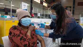 Top doctors in Ontario weigh in on lack of federal guidance post-vaccination