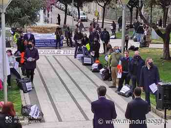 MANDURIA - Commercianti in piazza, stamani, per richiedere la riapertura dei pubblici esercizi. L'iniziativa promossa da Confcommercio - ManduriaOggi