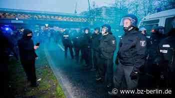 Ausschreitungen! Demo-Teilnehmer greifen Polizisten mit Holzlatten und Steinen an - B.Z. Berlin