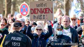 Newsblog für den Norden: Riesenandrang: Polizei löst Corona-Demo in Kiel auf