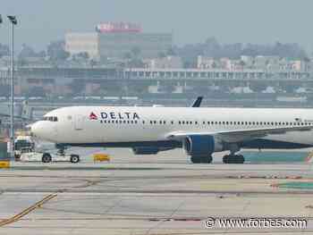 Blocking Airplane Middle Seats Could Reduce Covid-19 Coronavirus Risk By 57%, Study Says - Forbes