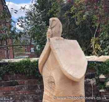 Sculptor expertly carves design into Bolton singer's tree - The Bolton News