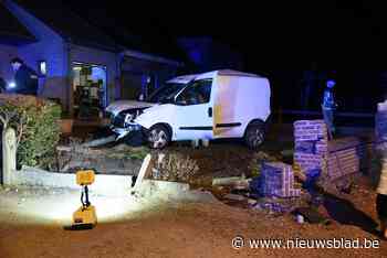 Wagen belandt in voortuin <BR />