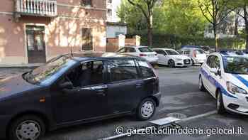 Modena Folle raid: tombini e cartelli contro le auto - La Gazzetta di Modena