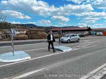 Steinen: Straßenquerung in Etappen - Verlagshaus Jaumann - www.verlagshaus-jaumann.de