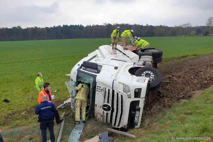 Tankwagen belandt naast snelweg E34