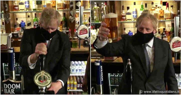 Londra, Boris Johnson si serve una birra per celebrare le riaperture dei pub – Video