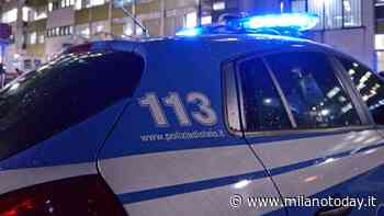 Il pusher fermo con le '4 frecce' mentre il cliente preleva al bancomat i soldi per la 'coca' - MilanoToday.it