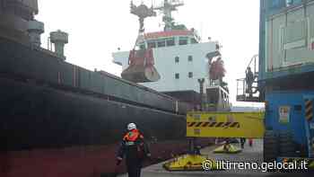 Troppe irregolarità legate alla sicurezza a bordo, cargo sottoposto a fermo nel porto di Piombino - Il Tirreno