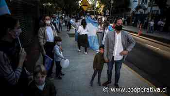 Padres se manifestaron en Buenos Aires para exigir regreso de clases presenciales - Cooperativa.cl
