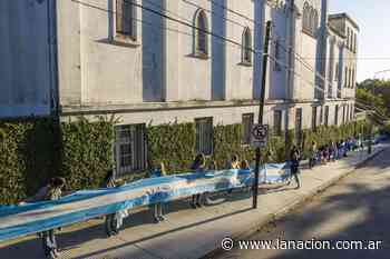 En fotos: abrazos simbólicos a escuelas de la provincia de Buenos Aires para que vuelvan las clases - LA NACION