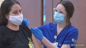 Future doctors splitting time between class and clinics, volunteering to lead vaccination efforts - WTOL