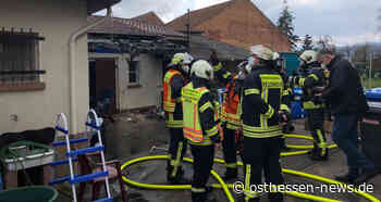 Dachüberstand fängt Feuer: Hausbesitzer verletzt sich bei Löschversuch - Osthessen News