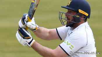 County Championship: Warwickshire chase down 333 to beat Nottinghamshire by three wickets