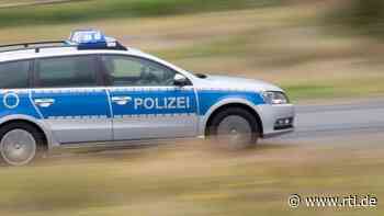 Kinder bewerfen Auto mit Steinen - RTL Online