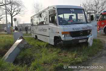 Man (34) zwaargewond na botsing met schoolbusje in Beerse