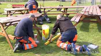 Leerlingen Romerocollege maken grote picknicktafel op Groene Dender