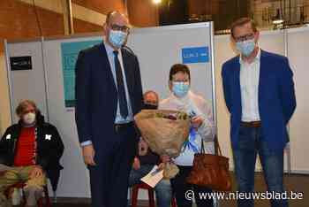 Minister volgt vijfduizendste coronaprik in vaccinatiecentrum en heeft goed nieuws voor vrijwilligers: “Jullie zullen meer verdienen”