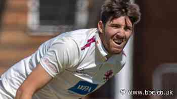 County Championship: Leicestershire reply with new-ball wickets on first day with Somerset