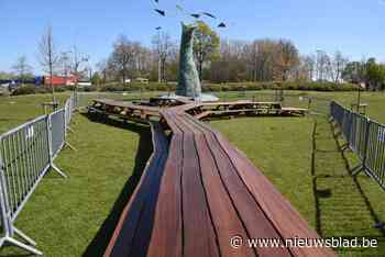Picknicktafel van zestien meter blikvanger in park Groene Dender<BR />