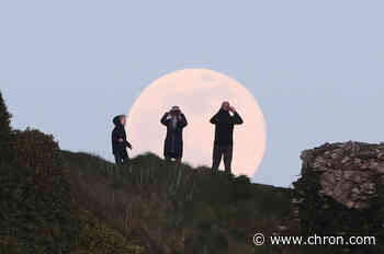 The first supermoon of 2021 rises on April 26