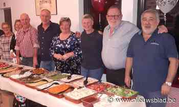 Vijf koppels doeken hun oudejaarsfeest voor kansarmen en alleenstaanden op: spaarpot gaat naar goede doelen - Het Nieuwsblad