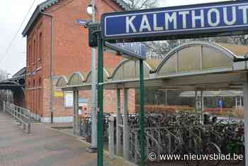 Enkelband voor man die meisje op de trein kuste