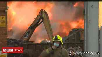 Hunslet fire: Blaze in metal merchant's yard sparks smoke warning