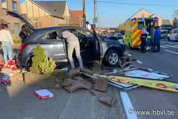 Auto komt tegen reclamepaneel terecht in Zichen: vrouw gewond - Het Belang van Limburg