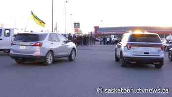 Saskatoon police disperse crowd gathered in parking lot for 'freedom cruise'