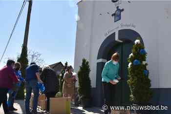 Buurtbewoners en Strokapelcomité zetten kapel in de bloemen