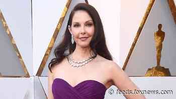 Ashley Judd says ‘the knee is coming along’ after shattering her leg in Africa: ‘I am getting back up’