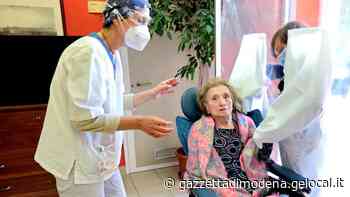 Soliera. Tenda anti Covid, lacrime e abbracci dopo la solitudine - La Gazzetta di Modena