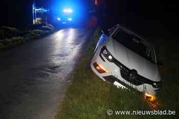 Wagen schuift in gracht, bestuurder ongedeerd (Deerlijk) - Het Nieuwsblad
