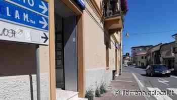 Erba alta lungo i marciapiedi Protesta in via Dante Alighieri - Il Tirreno