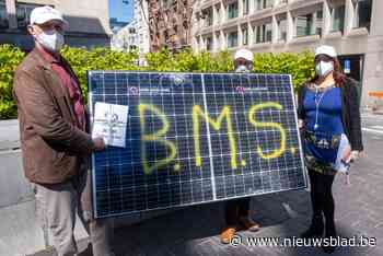 'Bedrogen' Essenaar brengt uit protest zonnepaneel naar Vlaams Parlement - Het Nieuwsblad