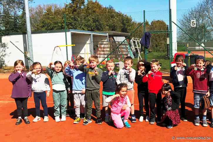 Kleuters leren spelenderwijs tennis