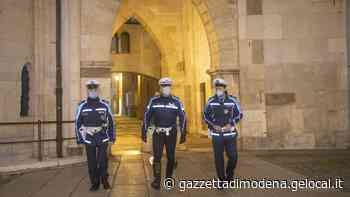 Modena. Minaccia gli agenti durante un controllo. 37enne denunciato dalla polizia locale - La Gazzetta di Modena
