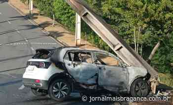 Motorista bate em poste e carro pega fogo em Braganca Paulista - Jornal Mais Bragança