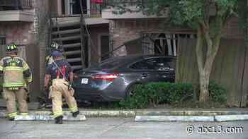 Driver loses control and slams car into SE Houston apartment complex - KTRK-TV