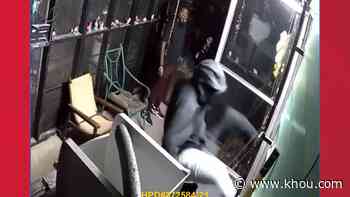 VIDEO: Robbery suspects kick down door, steal valuables from home in Houston's Greater Heights - KHOU.com