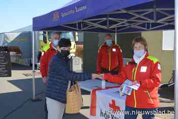 Rode Kruis tevreden over stickerverkoop tijdens wekelijkse markt: “Groter succes dan verwacht” - Het Nieuwsblad