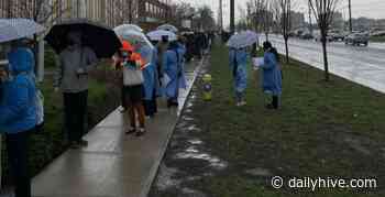 Hundreds brave the rain at Toronto COVID-19 vaccine clinic (VIDEO) | News - Daily Hive